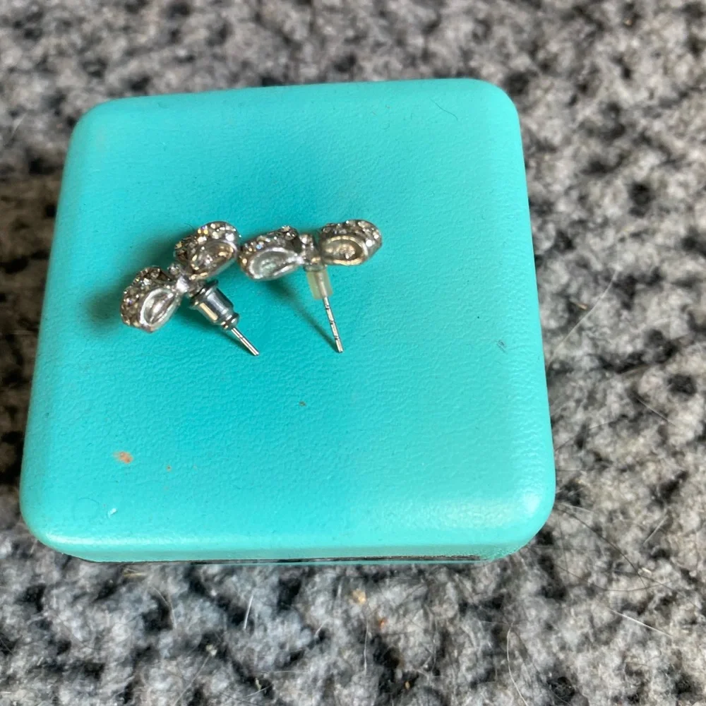 Elegant Silver Bow Earrings - Picture 7 of 7